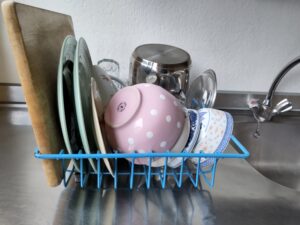 De schone vaat kan zo de keukenkastjes in